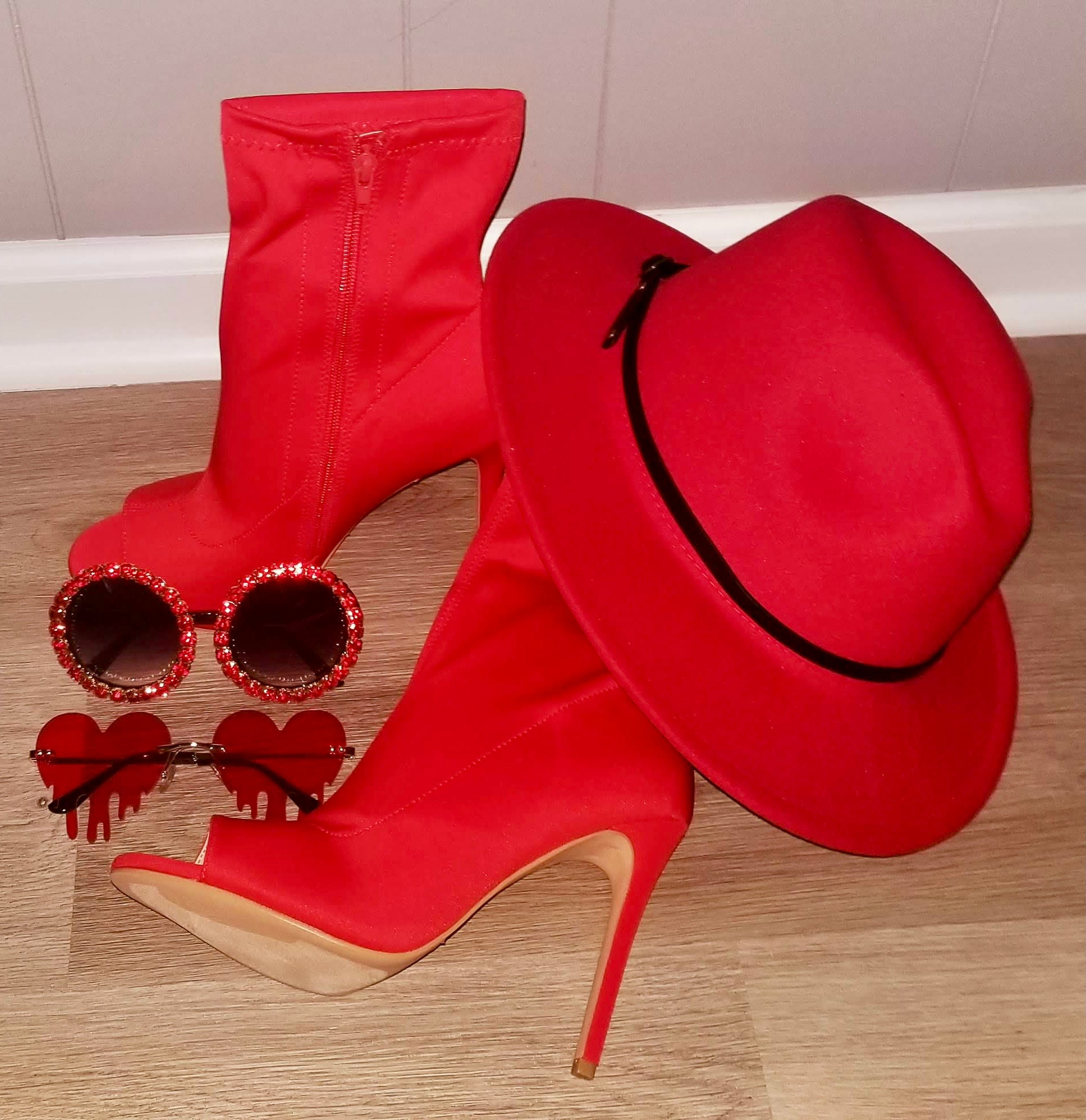 Fashion Luxury Women Matching Hats High Heel Sandals Set and Hat.